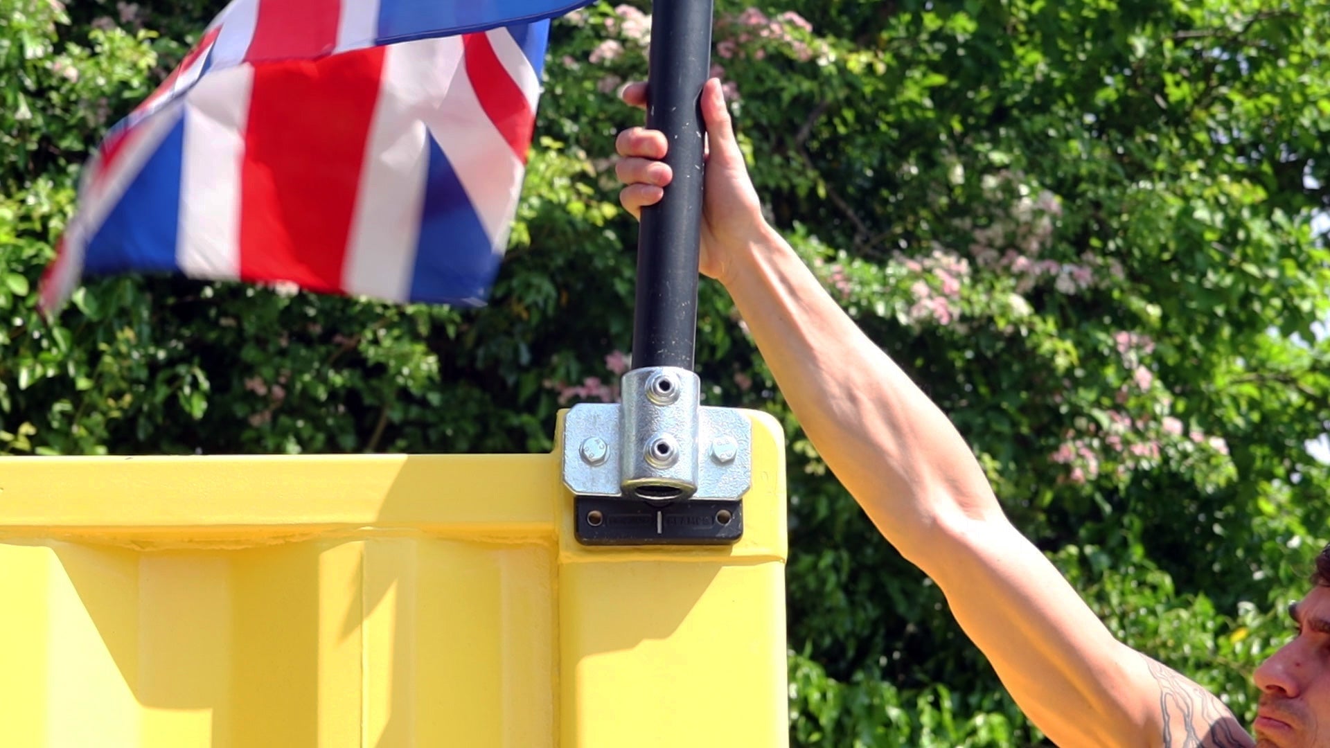How to attach a flag to a shipping container