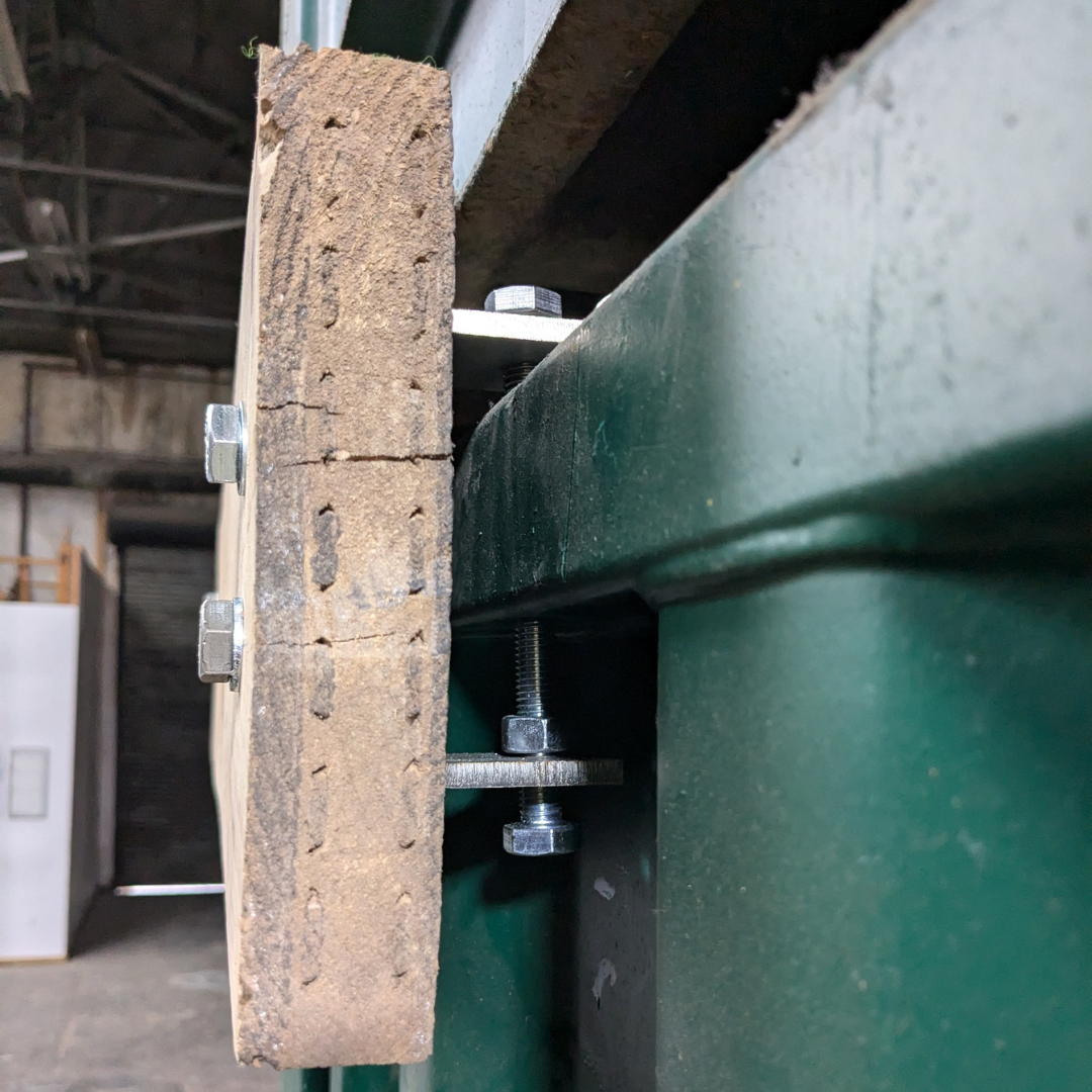 Roof bracket supporting timber